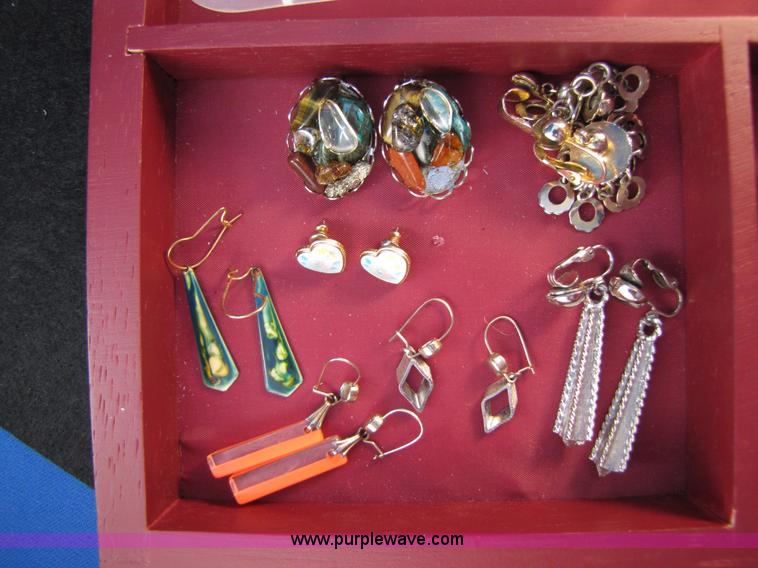 image for item 3598 Assorted jewelry