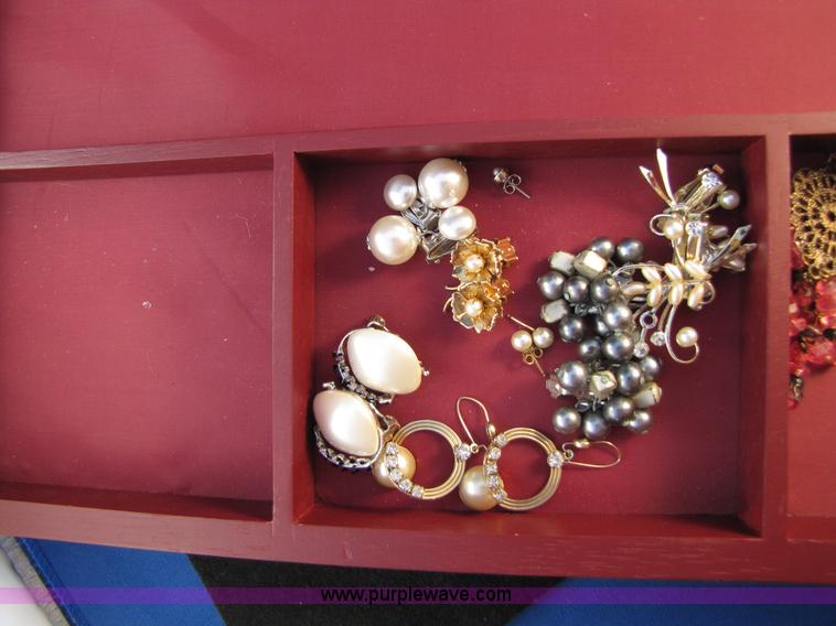 image for item 3598 Assorted jewelry