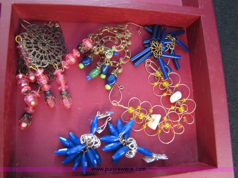 image for item 3598 Assorted jewelry