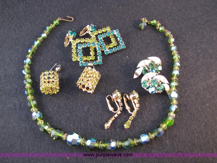 image for item 3598 Assorted jewelry