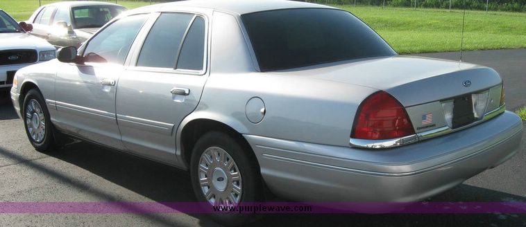 image for item 8156 2005 Ford Crown Victoria Police Interceptor
