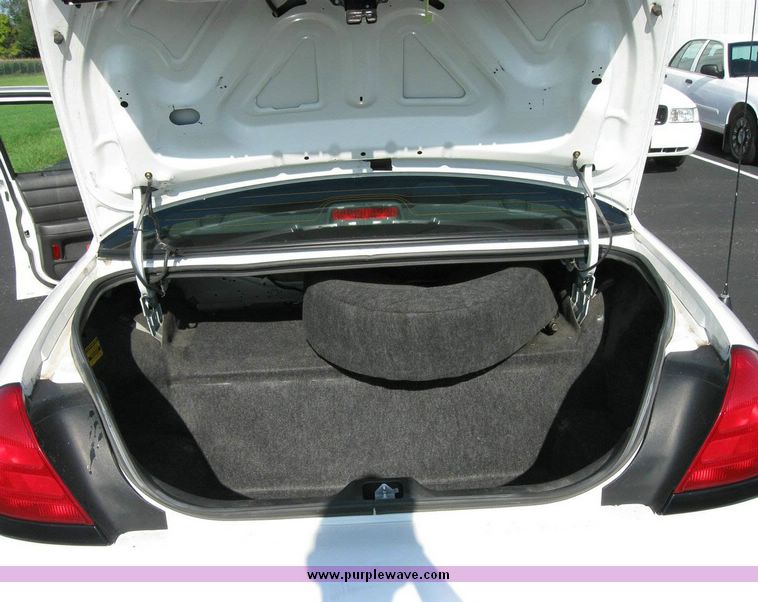 image for item 8158 2005 Ford Crown Victoria Police Interceptor