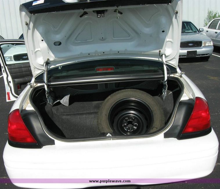 image for item 8161 2004 Ford Crown Victoria Police Interceptor