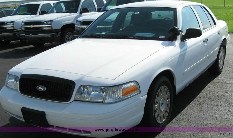 image for item 8162 2005 Ford Crown Victoria Police Interceptor