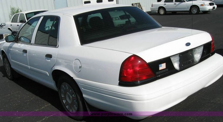 image for item 8162 2005 Ford Crown Victoria Police Interceptor