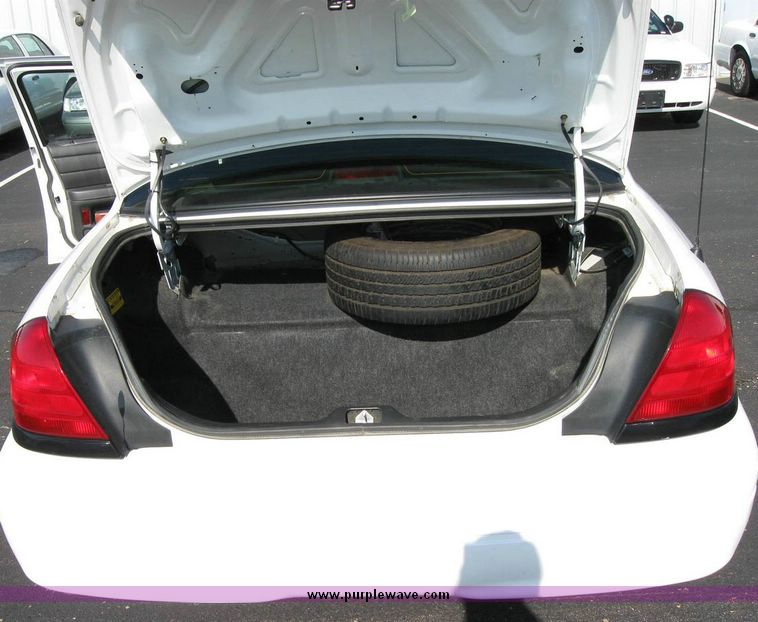 image for item 8162 2005 Ford Crown Victoria Police Interceptor