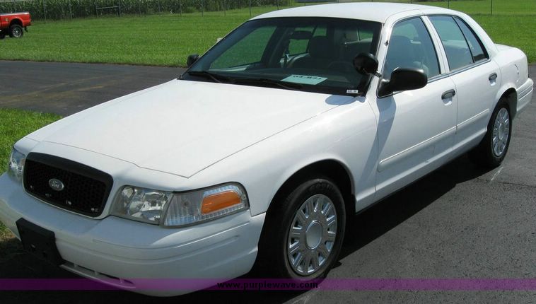 image for item 8168 2004 Ford Crown Victoria Police Interceptor