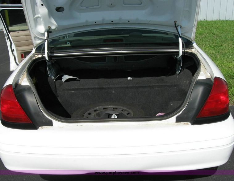 image for item 8168 2004 Ford Crown Victoria Police Interceptor