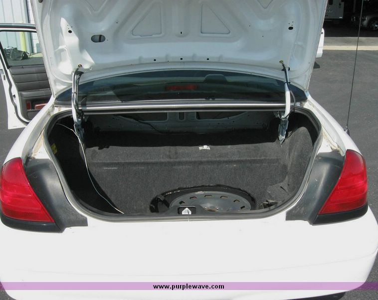 image for item 8170 2005 Ford Crown Victoria Police Interceptor