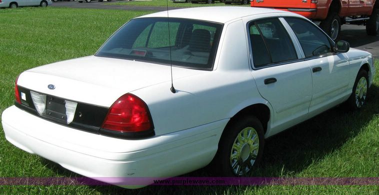 image for item 8171 2005 Ford Crown Victoria Police Interceptor