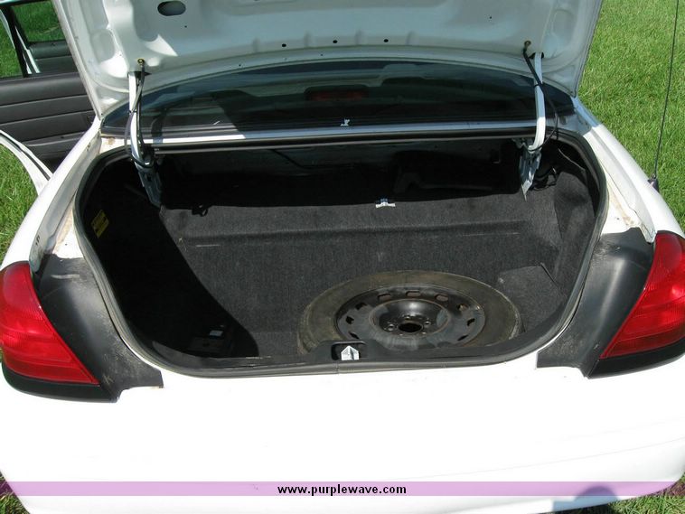 image for item 8171 2005 Ford Crown Victoria Police Interceptor