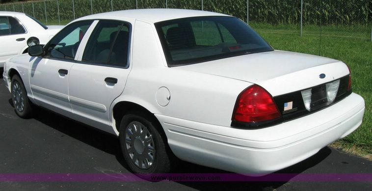 image for item 8172 2005 Ford Crown Victoria Police Interceptor