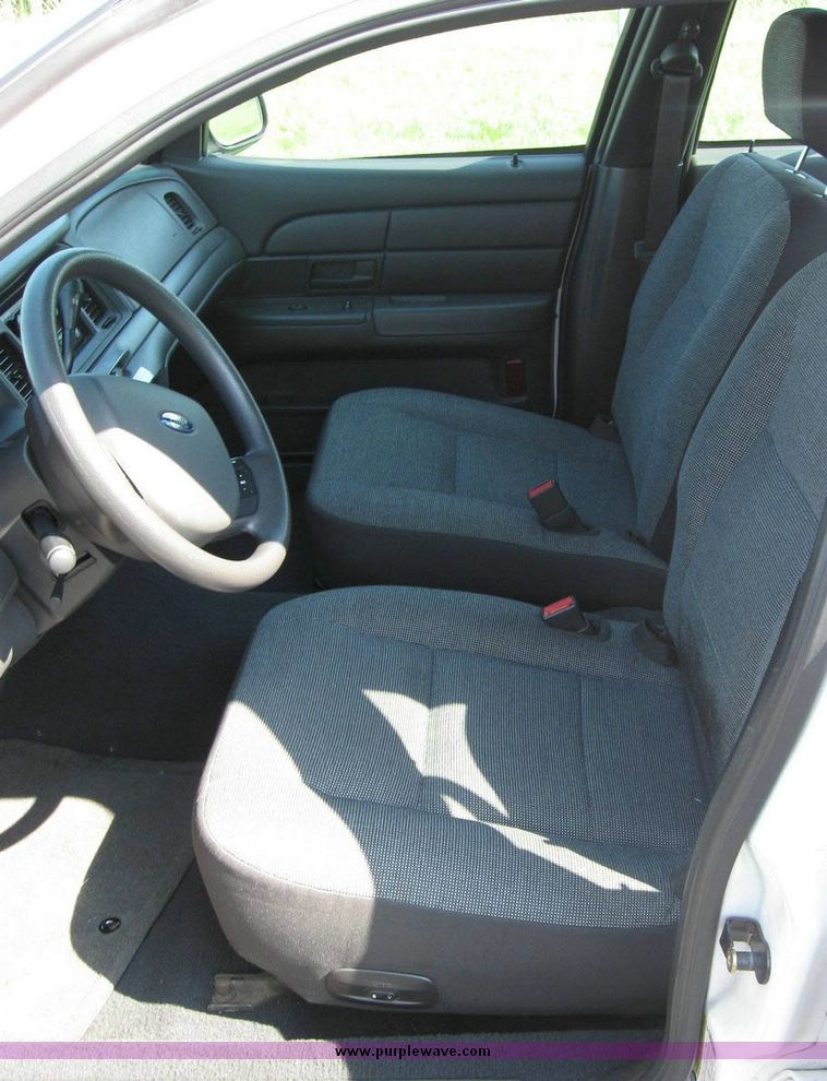 image for item 8172 2005 Ford Crown Victoria Police Interceptor