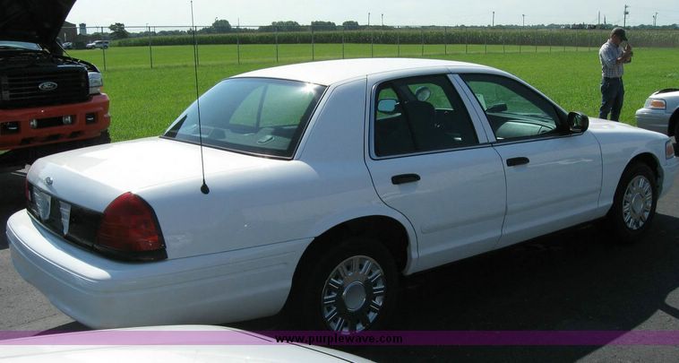 image for item 8173 2005 Ford Crown Victoria Police Interceptor