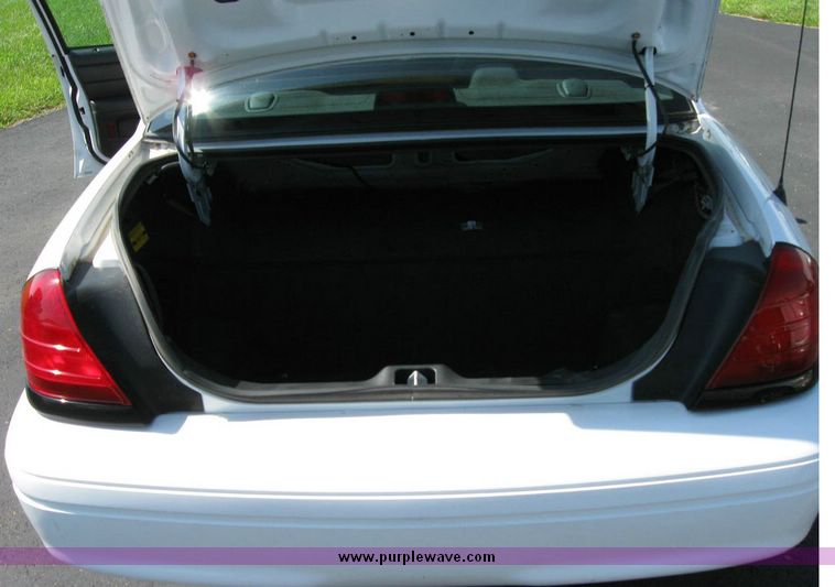 image for item 8173 2005 Ford Crown Victoria Police Interceptor