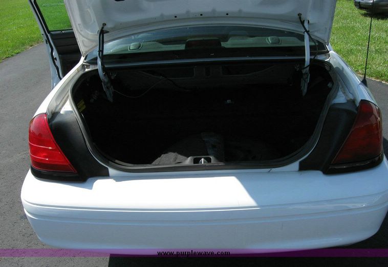 image for item 8175 2005 Ford Crown Victoria Police Interceptor