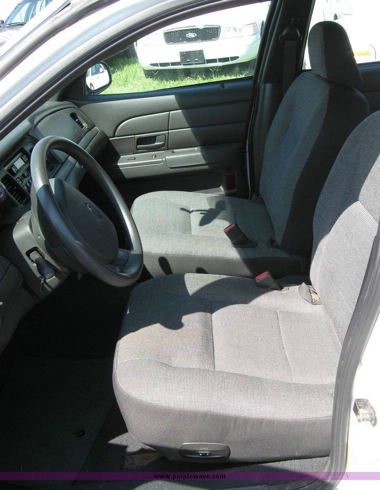 image for item 8176 2005 Ford Crown Victoria Police Interceptor