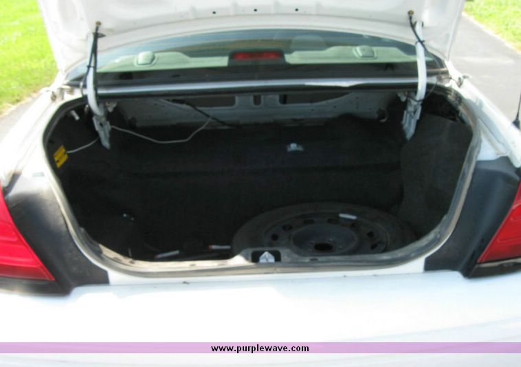 image for item 8176 2005 Ford Crown Victoria Police Interceptor