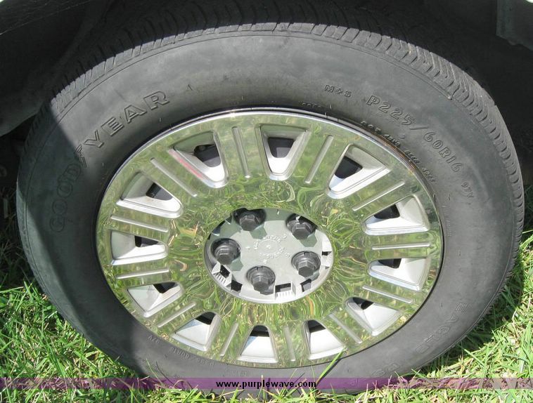 image for item 8178 2005 Ford Crown Victoria Police Interceptor