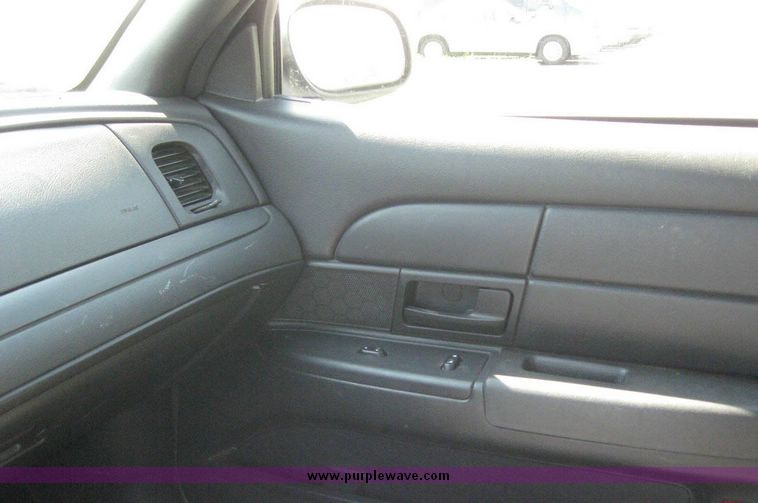 image for item 8182 2006 Ford Crown Victoria Police Interceptor