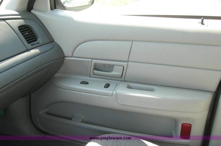 image for item 8183 2003 Ford Crown Victoria Police Interceptor