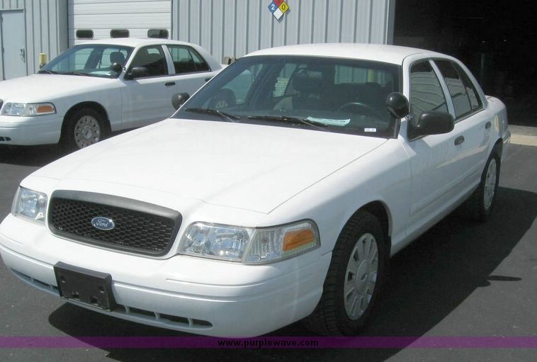 image for item 8189 2006 Ford Crown Victoria Police Interceptor