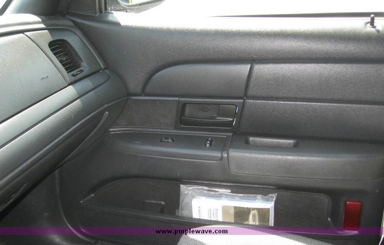 image for item 8189 2006 Ford Crown Victoria Police Interceptor