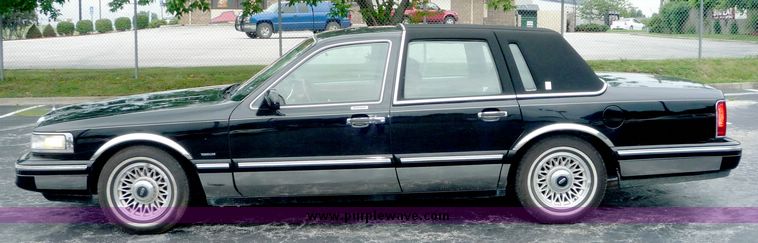 image for item 3657 1995 Lincoln Town Car Executive