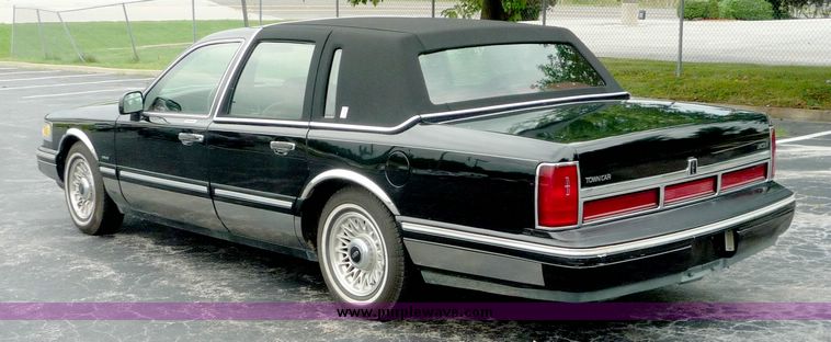image for item 3657 1995 Lincoln Town Car Executive