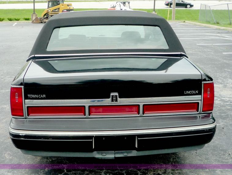 image for item 3657 1995 Lincoln Town Car Executive