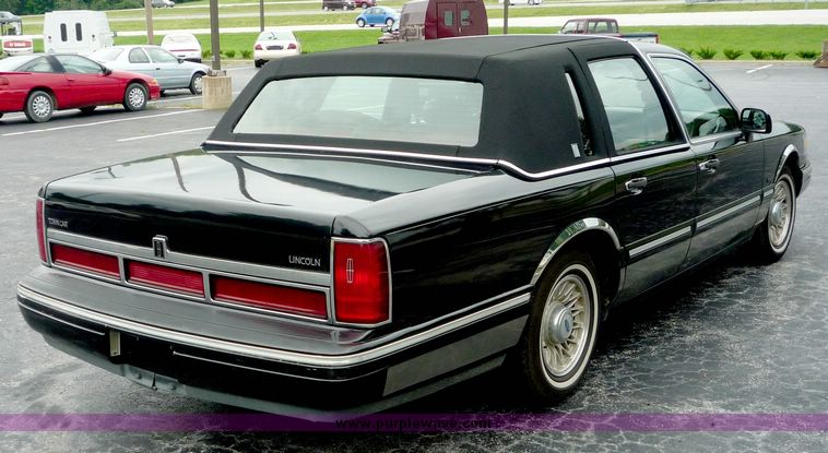 image for item 3657 1995 Lincoln Town Car Executive