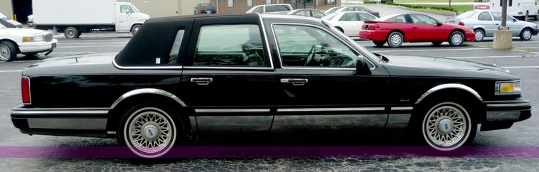 image for item 3657 1995 Lincoln Town Car Executive