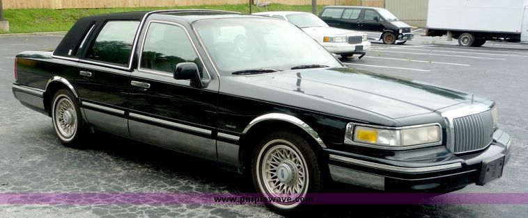 image for item 3657 1995 Lincoln Town Car Executive