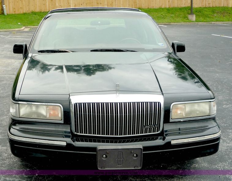 image for item 3657 1995 Lincoln Town Car Executive