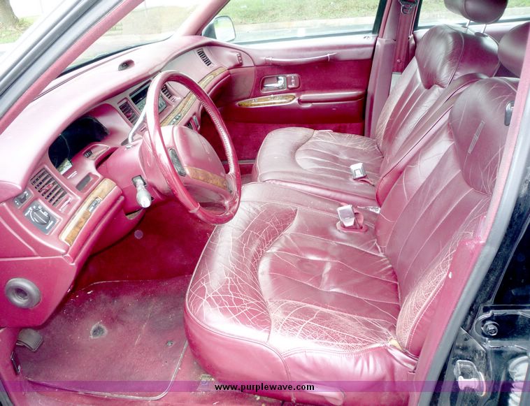 image for item 3657 1995 Lincoln Town Car Executive