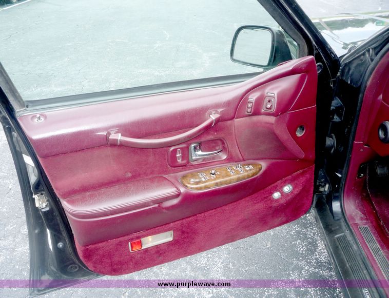 image for item 3657 1995 Lincoln Town Car Executive