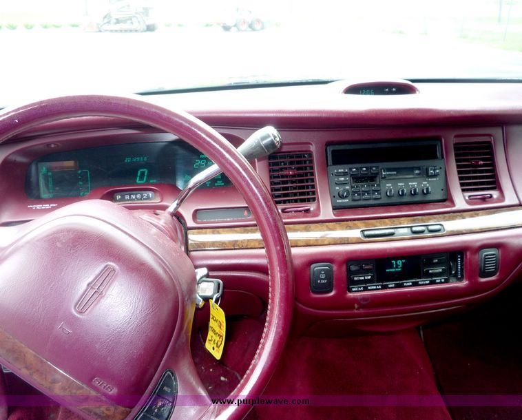 image for item 3657 1995 Lincoln Town Car Executive