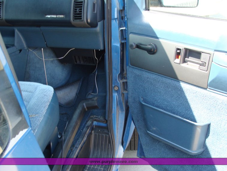 image for item 8353 1994 Chevrolet Astro Van