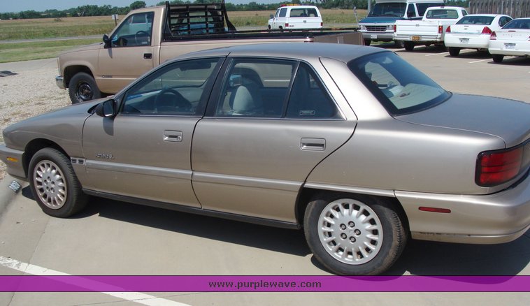 image for item 8354 1997 Oldsmobile Achieva SL