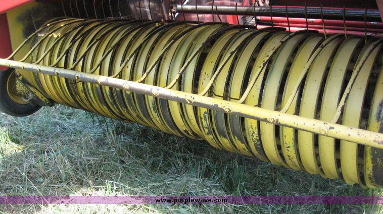image for item 8583 1985 New Holland 855 round baler