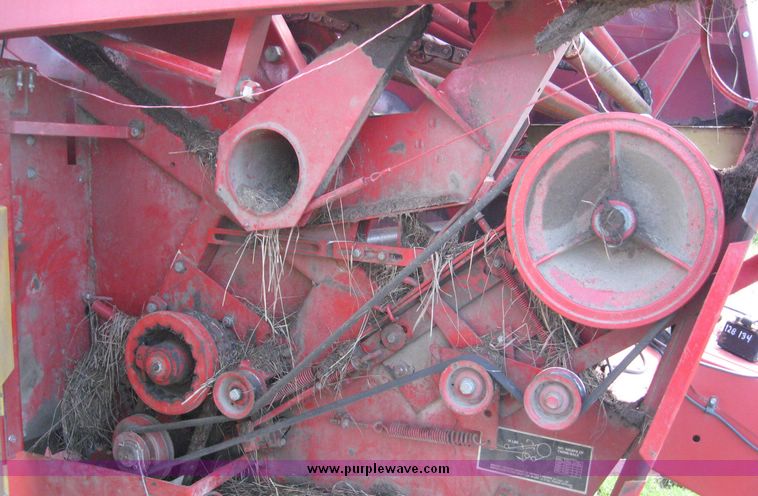 image for item 8583 1985 New Holland 855 round baler