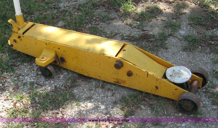 image for item 8584 10 ton floor jack
