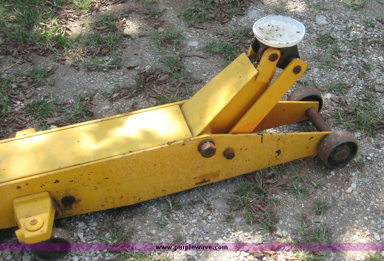 image for item 8584 10 ton floor jack