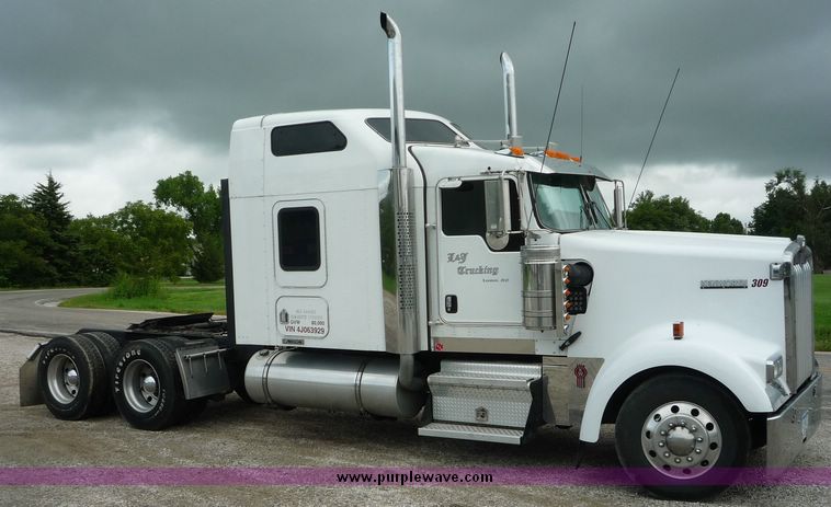 image for item 3659 2004 Kenworth W900L tractor truck
