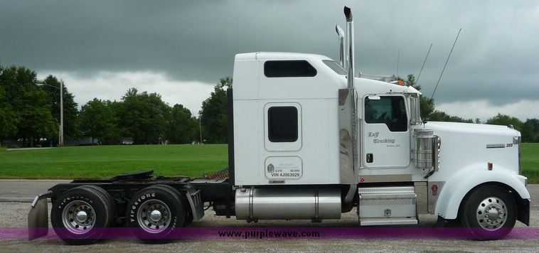 image for item 3659 2004 Kenworth W900L tractor truck