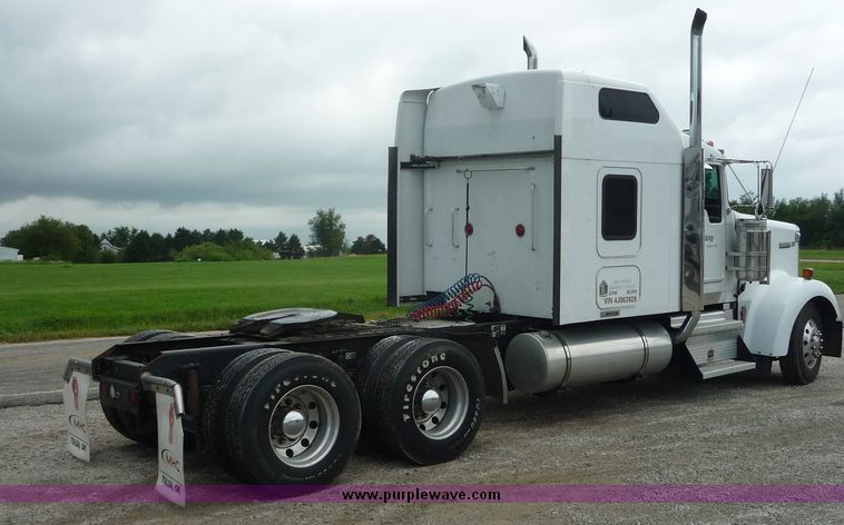 image for item 3659 2004 Kenworth W900L tractor truck