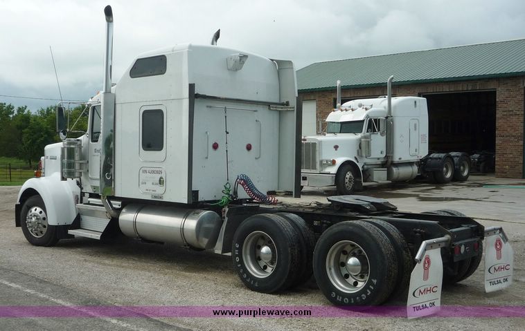 image for item 3659 2004 Kenworth W900L tractor truck