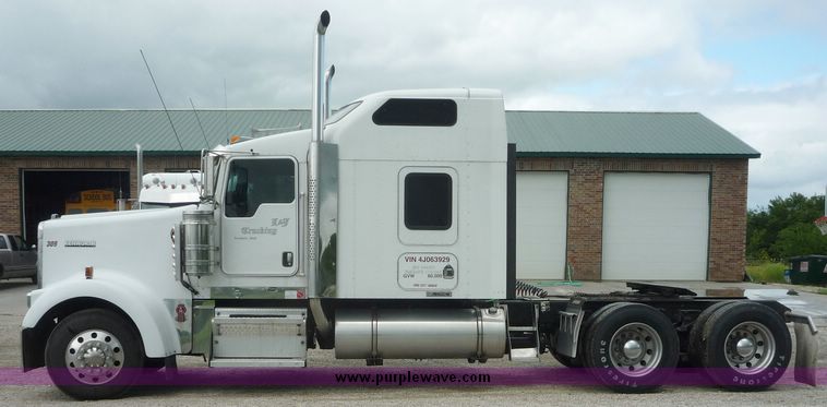 image for item 3659 2004 Kenworth W900L tractor truck