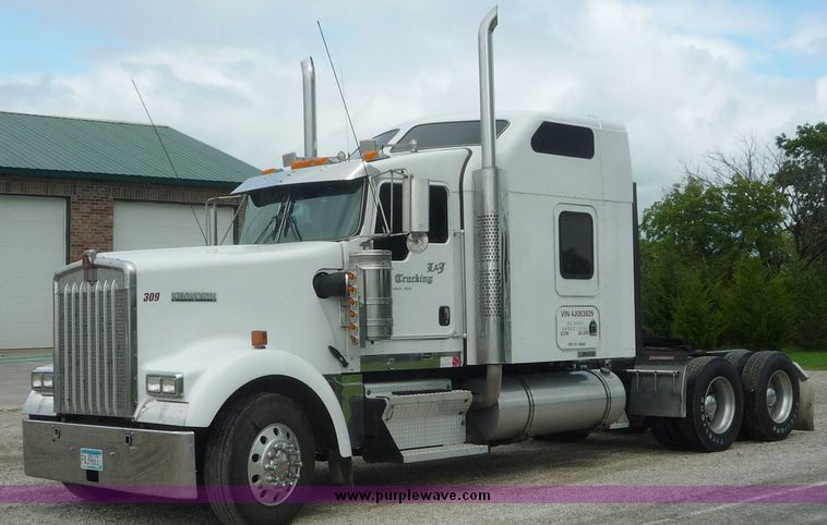 image for item 3659 2004 Kenworth W900L tractor truck
