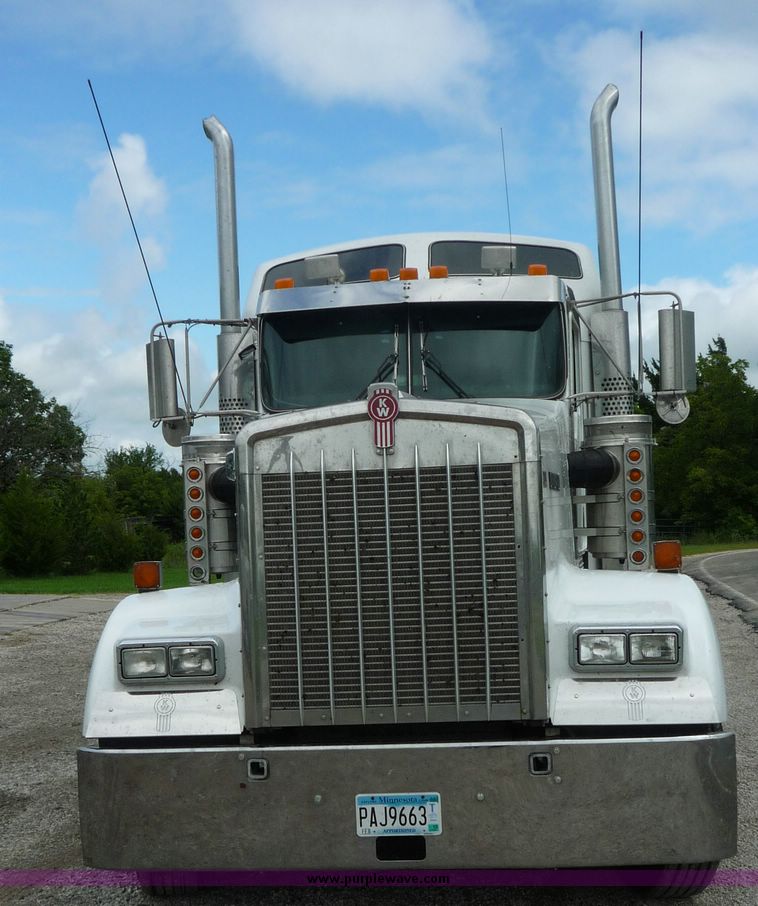 image for item 3659 2004 Kenworth W900L tractor truck